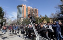 В Албанії під час акції протесту поліція застосувала газ і водомети (фоторепортаж)