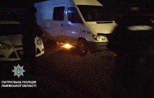 У Львові кримчанин намагався скоїти самогубство на парковці, розвівши багаття під мікроавтобусом