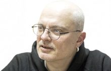 «Армия, язык, вера» – это без пяти минут «Раса, нация, земля». Порошенко выедает националистов и делает возможным проход в парламент пророссийских сил,  избиратели которых напуганы его риторикой