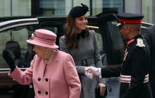 Впервые только вдвоем: Кейт Миддлтон и королева Елизавета II вместе вышли в свет (фото)