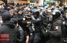 На мітингу Порошенка в Івано-Франківську відбулися сутички між "Нацдружинами" і поліцією (відео)