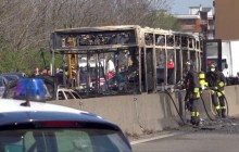 В Италии водитель захватил автобус со школьниками и сжег его (фото, видео)