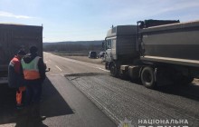 В Одеській області вантажівка збила на смерть працівника дорожньої служби, який ремонтував трасу