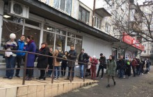 Слезы и 7 часов в очереди: киевские РГА не справляются с потоком желающих сменить место голосования на выборах