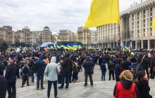 На акцию «Нацкорпуса» в центре столицы автобусами привезли несколько сотен пенсионеров