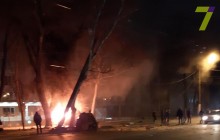 В Одесі BMW влетів в електроопору і згорів, загинули дві людини (відео)