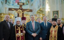Порошенко у Тернополі передав митрополиту УГКЦ сертифікат на приміщення, яке повернули єпархії (фото)