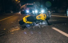 У Києві водій Opel намагався перетнути подвійну суцільну, збив мотоцикліста і втік (фото)