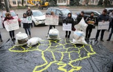 Захисники довкілля під час акції вимагали від чиновників подати законопроекти про переробку сміття (фоторепортаж, відео)