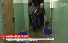Жителів столичної багатоповерхівки сім годин заливало водою з аварійної труби на 16 поверсі (відео)