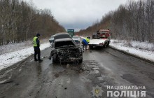 На Тернопільщині у важкому стані госпіталізовано водія, який на великій швидкості врізався у вантажівку (фото)