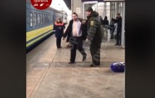 Намагався перерізати собі вени: неадекватний пасажир влаштував кривавий бешкет на київському вокзалі (відео)