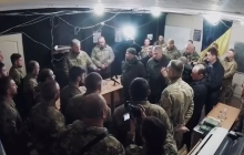 Навіть не привіталися: з’явилося відео, як Азов "тепло" зустрів Порошенка на передовій