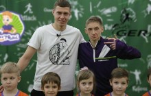 Герой матчу Португалія - Україна Матвієнко показав дітям, як розслаблятися після ігор (відео)