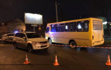 У Львові 12 рятувальників діставали дівчину з-під коліс маршрутки (фото, відео)