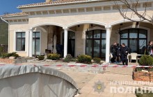 В особняку під Одесою знайшли тіло вбитого господаря зі слідами тортур (фото)
