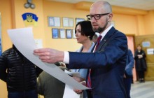 Яценюк разом з дружиною проголосував на виборах президента: навіть перед виборчою дільницею ще думав, за кого віддати голос