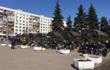 У Києві біля ЦВК зібралися близько сотні молодиків спортивної статури (фото)