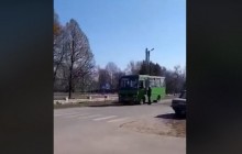 На Сумщине избирателей централизованно подвозили к участкам на школьном автобусе (видео)