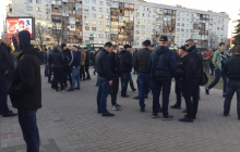 Молодики спортивної зовнішності покинули площу біля будівлі ЦВК, залишивши після себе недоїдки (відео)