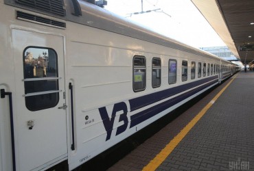 На Закарпатье поезд сошел с рельсов из-за обвала камней