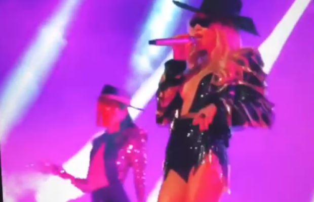 Декольте до пояса: Світлана Лобода "підірвала" Торонто дуже відвертим вбранням (фото)