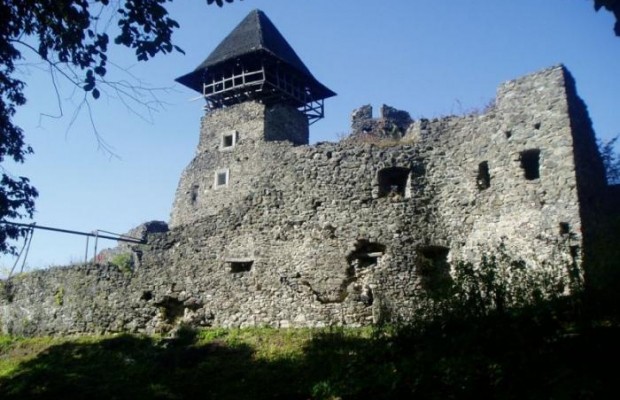 На Закарпатті вітер повалив вежу Невицького замку (фото)