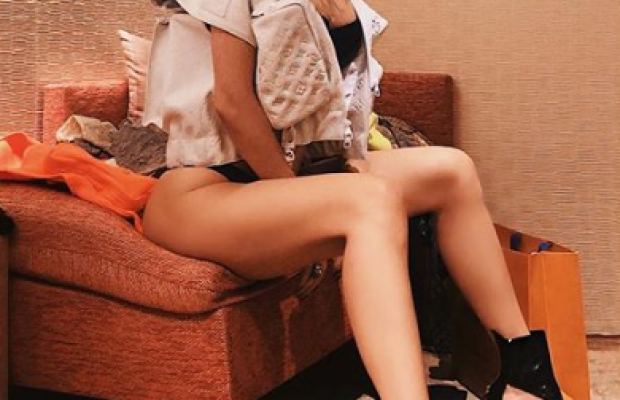 Лобода в купальнику і жилетці розсунула оголені ноги, сидячи на дивані (фото)