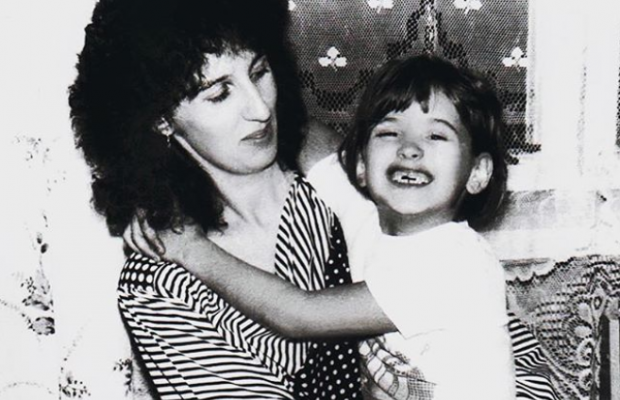 Без зубів: Лобода показала своє дитяче фото з матір'ю