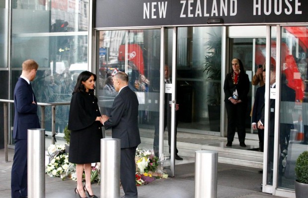 У чорному пальто і на підборах: Меган Маркл і принц Гаррі несподівано завітали у New Zeland house (фото)