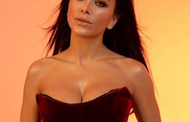 "Ух, какая!": Ани Лорак завела сеть глубоким декольте (фото)