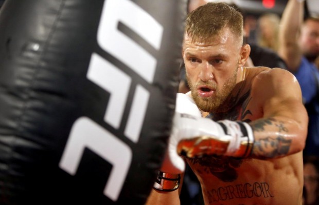 "На стилі": Макгрегор прийшов на дуель поглядів з Пор'є в елегантному вбранні (відео)