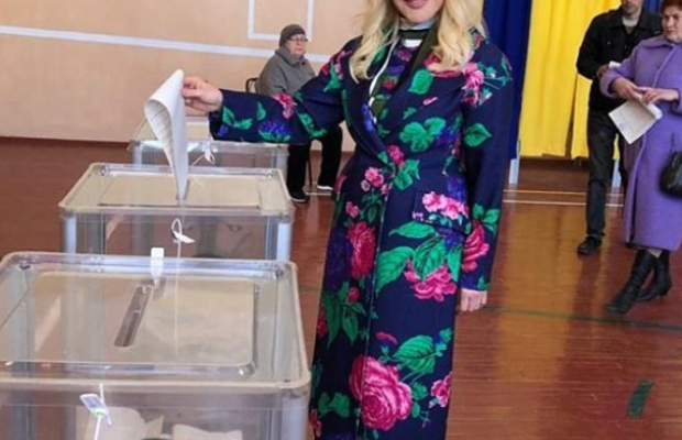 Українська співачка, яка втекла до РФ, повернулася в Київ і проголосувала на виборах (фото)