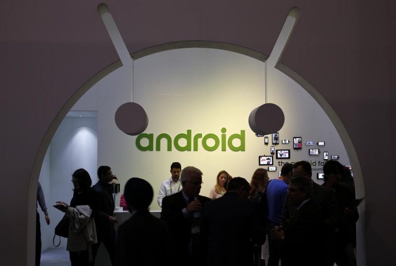 Какие смартфоны первыми обновятся до Android 13 / фото REUTERS