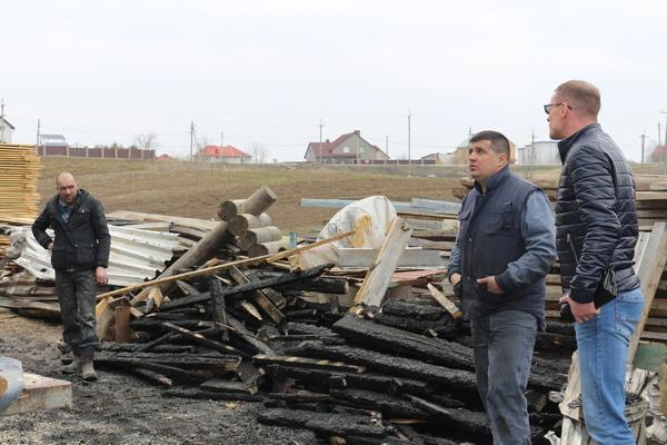 На Тернопільщині близько години гасили пожежу в деревообробному цеху (фото)