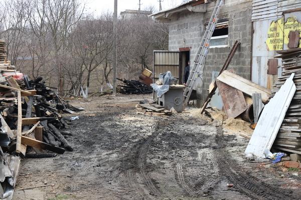 На Тернопільщині близько години гасили пожежу в деревообробному цеху (фото)