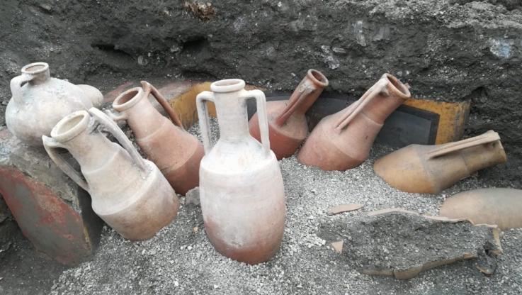 Амфори, виявлені за прилавком, нагадують зображені на фресці \ ARCHAEOLOGICAL PARK OF POMPEII Амфори, виявлені за прилавком, нагадують зображені на фресці \ ARCHAEOLOGICAL PARK OF POMPEII