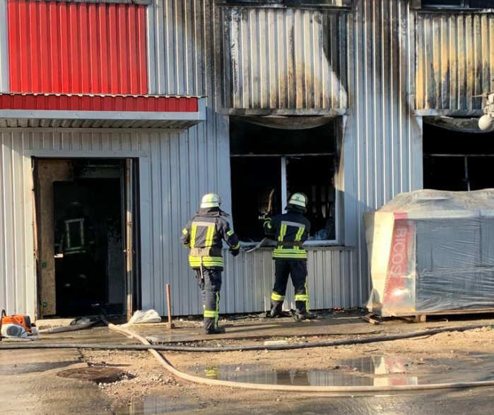 Спасатели потушили пожар в БЦ на Харьковском шоссе / ГСЧС Украины