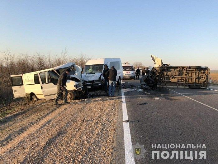 В Одеській області в результаті ДТП за участю маршрутки та двох вантажних мікроавтобусів загинула людина / фото od.npu.gov.ua В Одеській області в результаті ДТП за участю маршрутки та двох вантажних мікроавтобусів загинула людина / фото od.npu.gov.ua