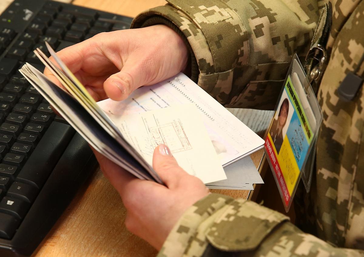 Такой документ можно показывать на границе в бумажном или электронном виде / фото dpsu.gov.ua