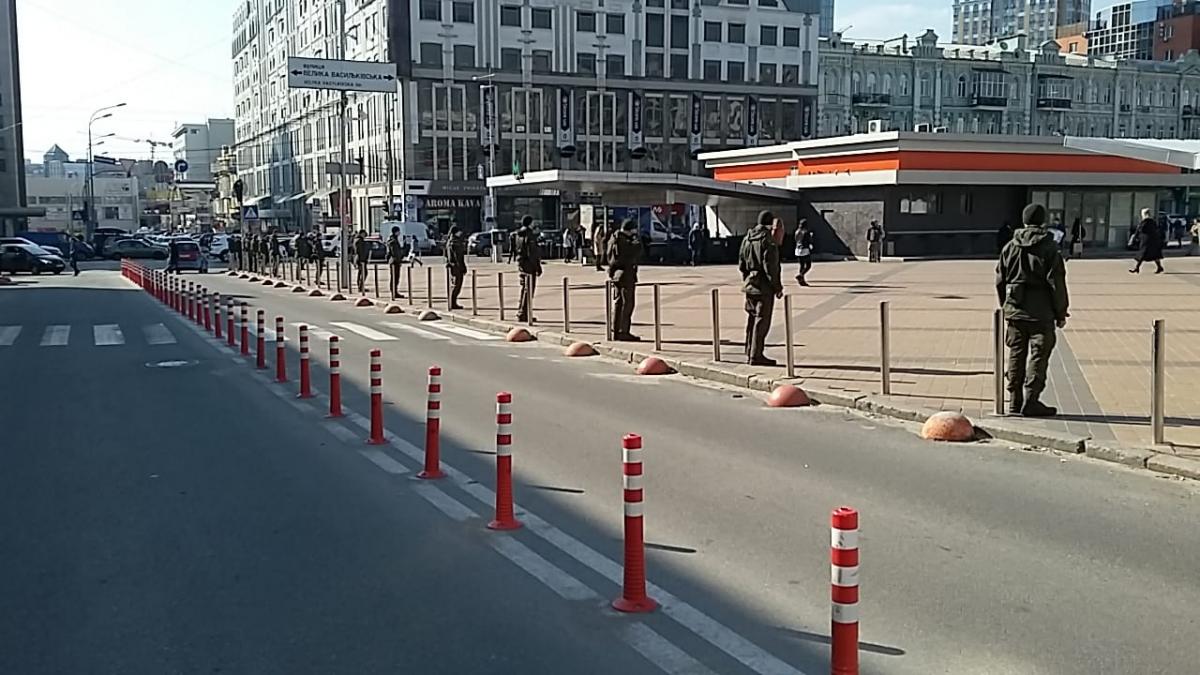 Вокруг НСК "Олимпийский" появились бойцы НГУ / Facebook, Левко Стек Вокруг НСК "Олимпийский" появились бойцы НГУ / Facebook, Левко Стек