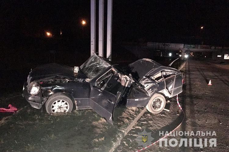 У Тернополі внаслідок ДТП загинула дружина водія (фото) У Тернополі внаслідок ДТП загинула дружина водія (фото)