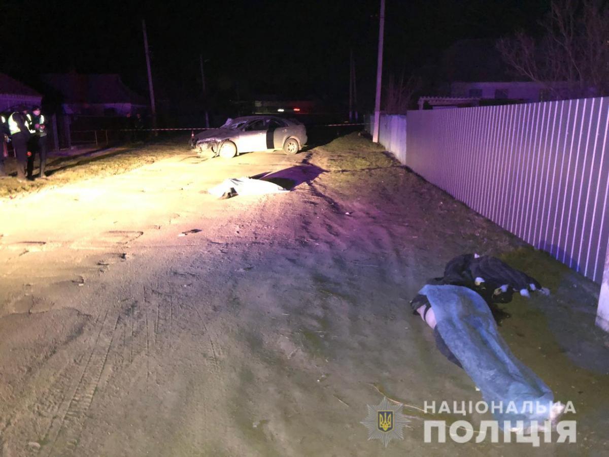 На Киевщине подросток за рулем иномарки сбил насмерть двух девушек / фото kv.npu.gov.ua На Киевщине подросток за рулем иномарки сбил насмерть двух девушек / фото kv.npu.gov.ua