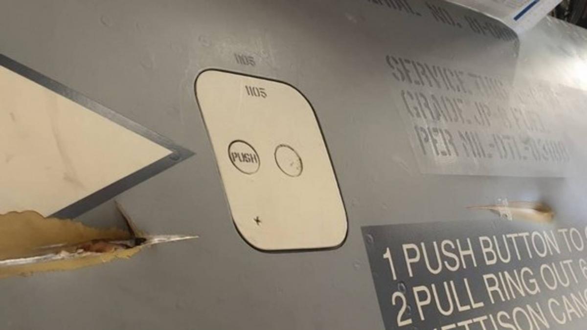 Один снаряд разорвался и повредил обшивку истребителя / фото: Twitter/NL Nieuws Один снаряд разорвался и повредил обшивку истребителя / фото: Twitter/NL Nieuws