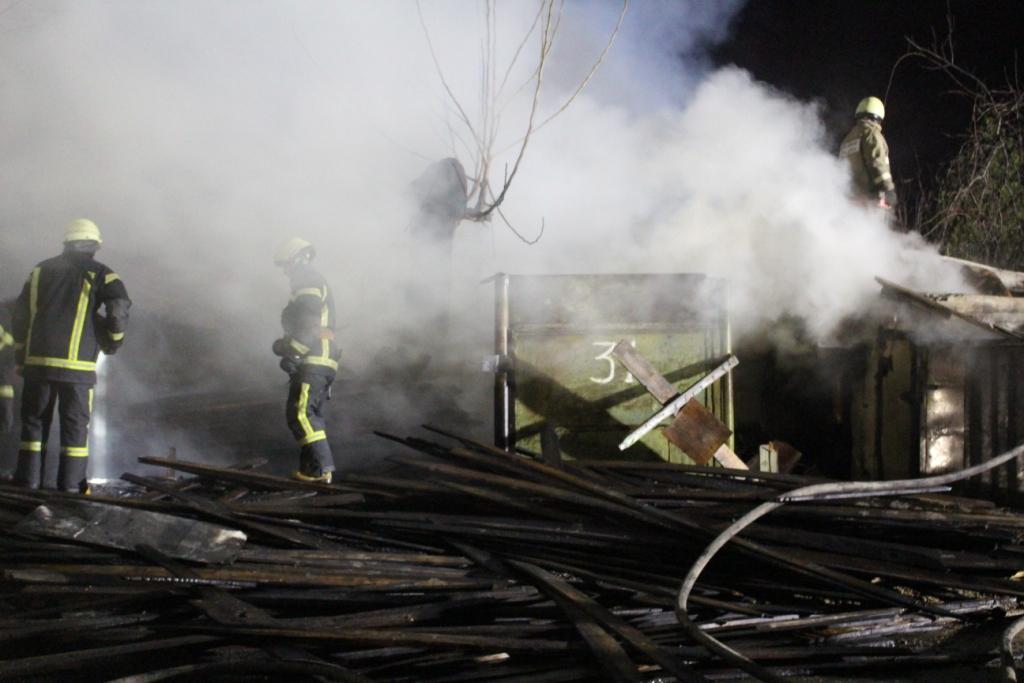 У Києві ліквідували масштабну пожежу на території приватної садиби / фото kyiv.dsns.gov.ua