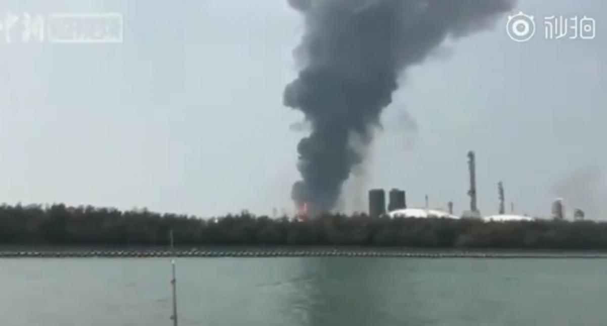 На тайваньском химзаводе произошел мощный взрыв / скриншот из видео, Twitter - Global Times На тайваньском химзаводе произошел мощный взрыв / скриншот из видео, Twitter - Global Times