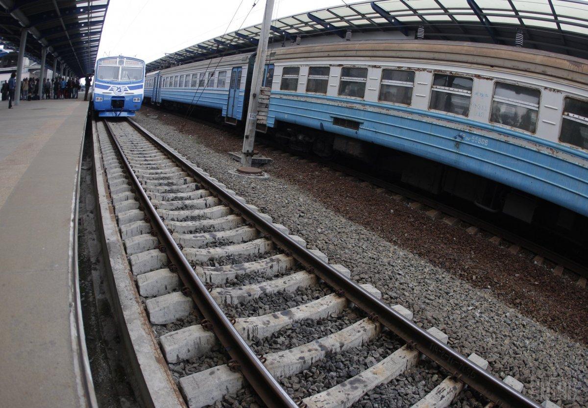 На Львівщині зіткнувся пасажирський потяг і легковик / фото УНІАН