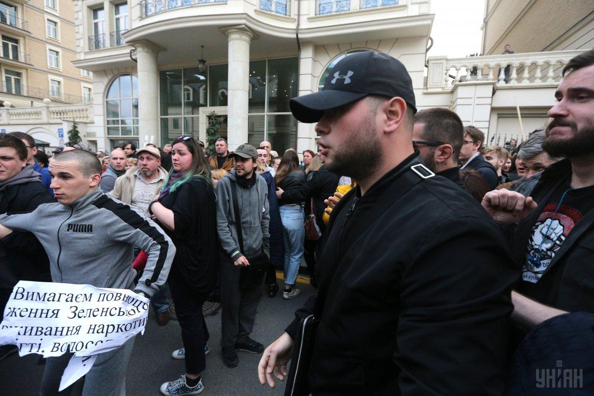 Поліція затримала двох чоловіків за спробу спровокувати бійку біля офісу Зеленського / фото УНІАН Поліція затримала двох чоловіків за спробу спровокувати бійку біля офісу Зеленського / фото УНІАН