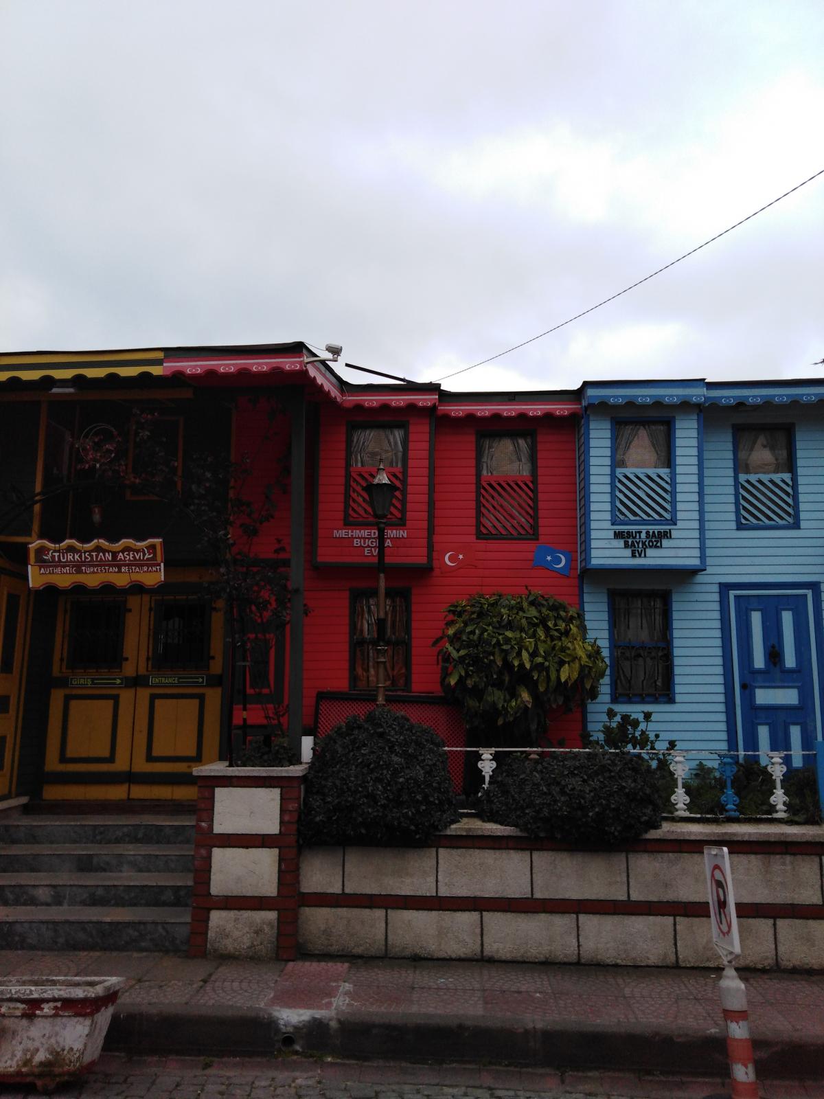 В Стамбуле на каждом шагу встречаются красочные домики / Ольга Броскова