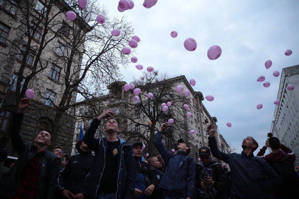 Активісти влаштували акцію з повітряними кульками під АП / Національний корпус Активісти влаштували акцію з повітряними кульками під АП / Національний корпус